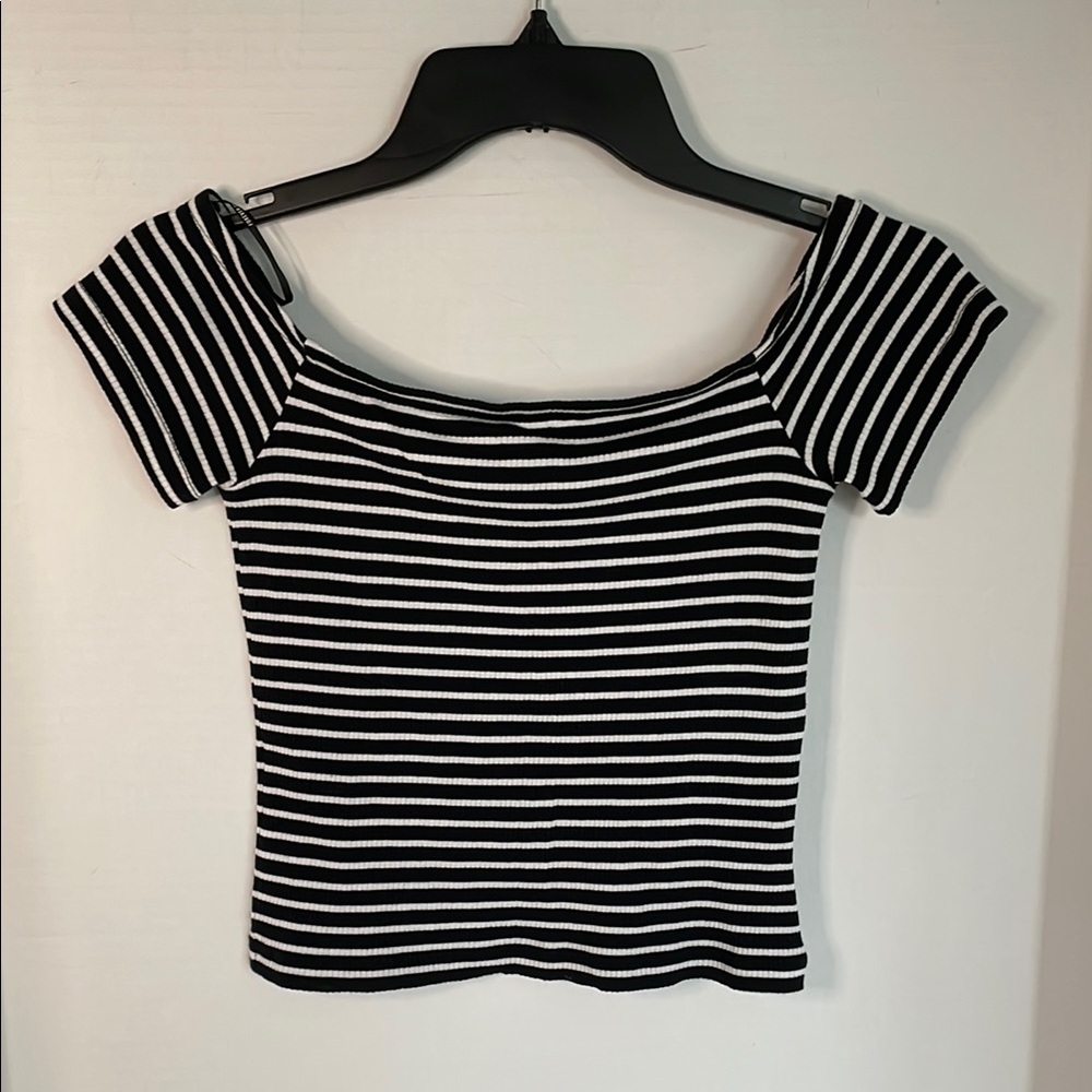 Forever 21 Black and White Striped stretchy Crop Top size Medium NWOT